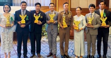 วศิน วรรณพฤกษ์ เข้ารับรางวัลเกียรติยศ “ครุฑแห่งถิ่นสยาม” สาขาลูกกตัญญูดีเด่น ประจำปี 2569 วศิน วรรณพฤกษ์ เข้ารับรางวัลเกียรติยศ “ครุฑแห่งถิ่นสยาม” สาขาลูกกตัญญูดีเด่น ประจำปี 2569
